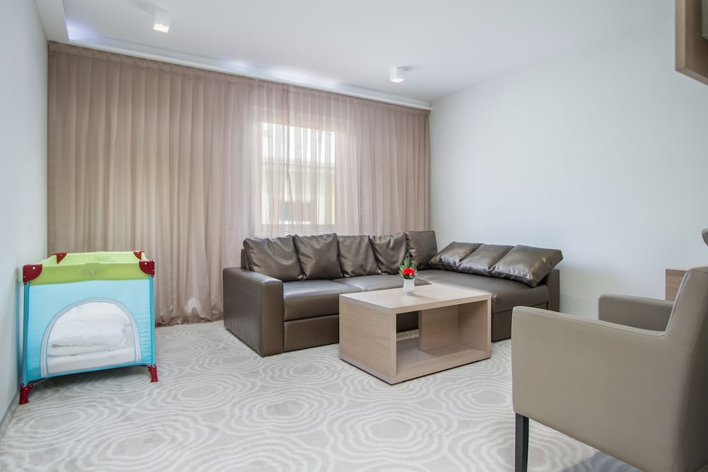 Royal Airport Hotel 49/69