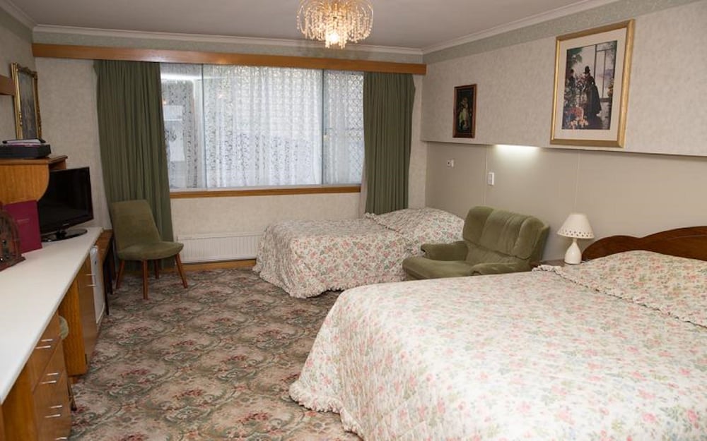 MOTEL MAYFAIR ON CAVELL 25/74