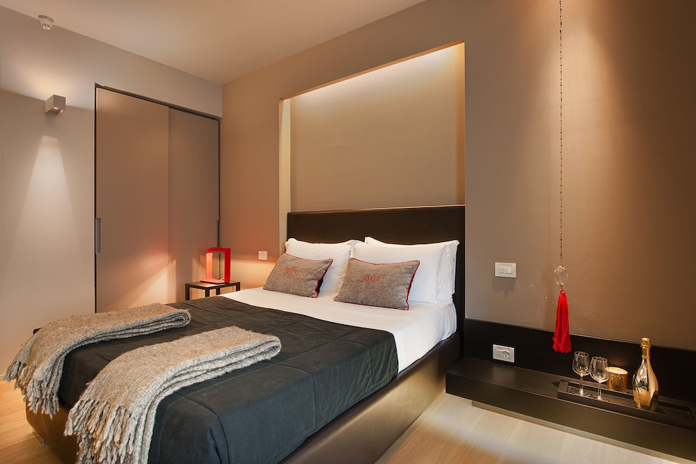 Charming House DD724 12/44