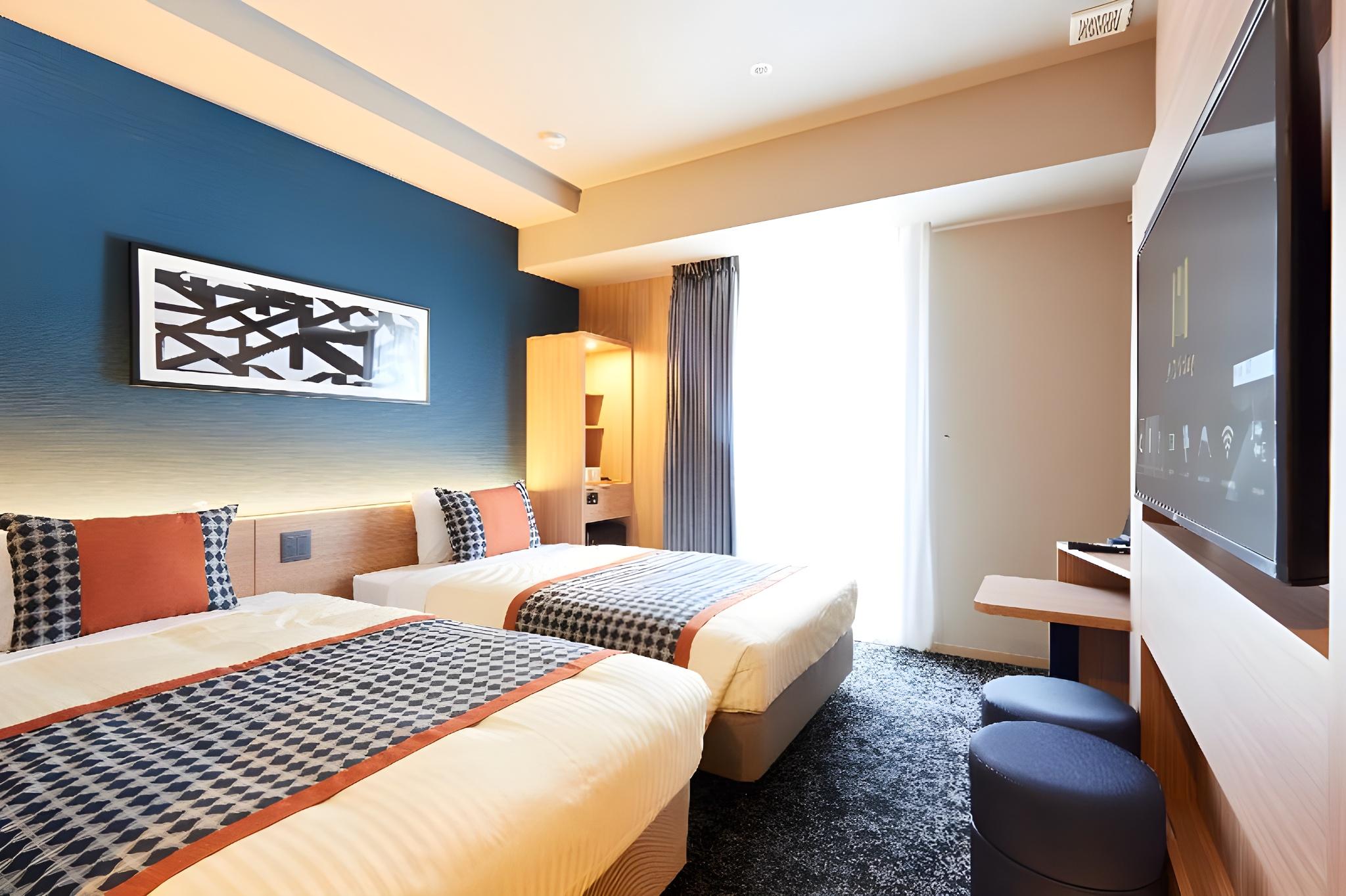 غرفة بسريرين مزدوجين