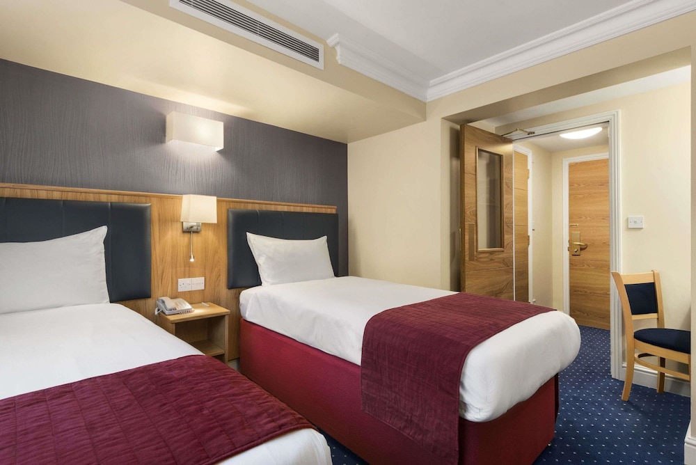 ROOM, TWIN BEDS