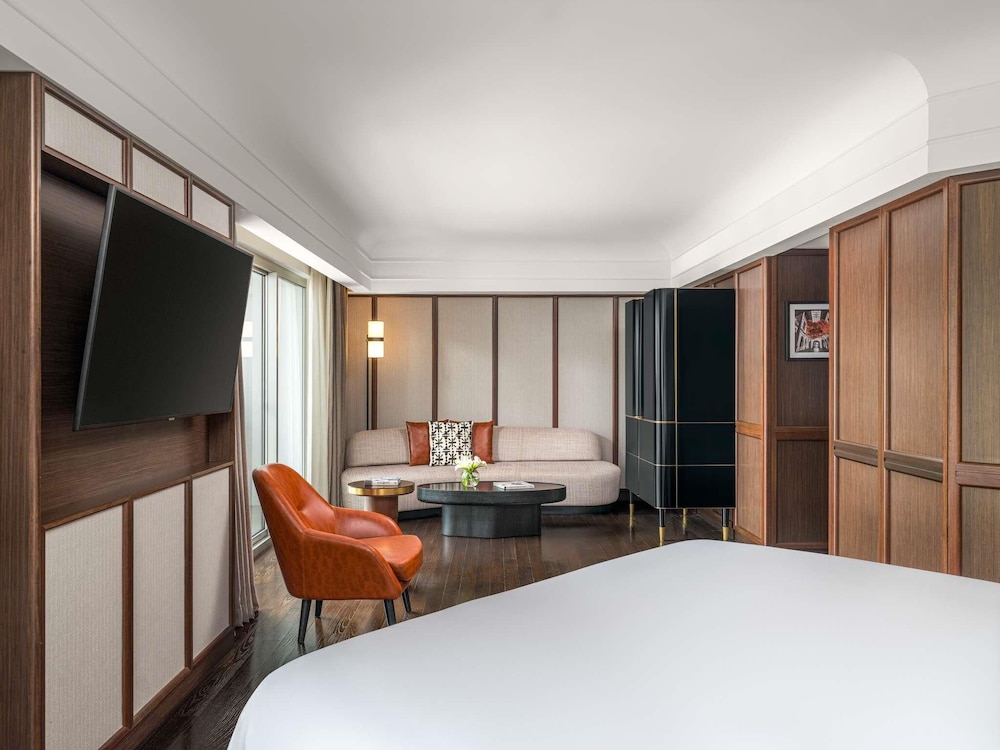 SIGNATURE, SUITE, KING BED, LIVING AREA, 2 BALCONIES