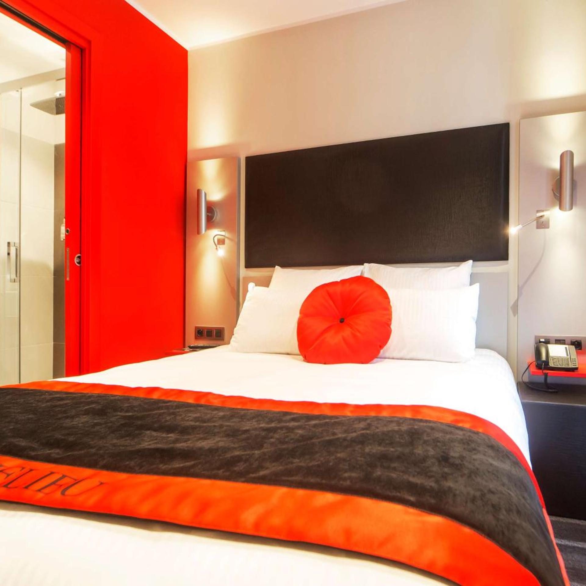 Standard, Queen Bed, Side View, Balcony
