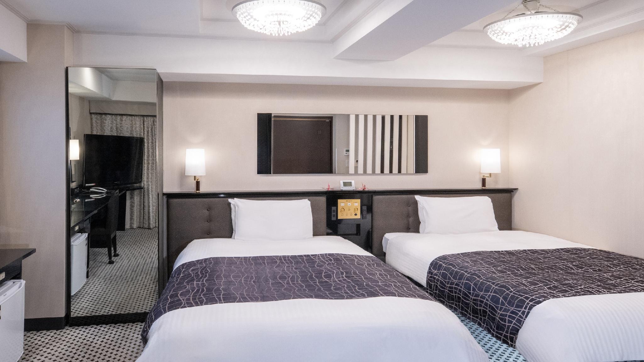Deluxe, Twin Beds, Night View