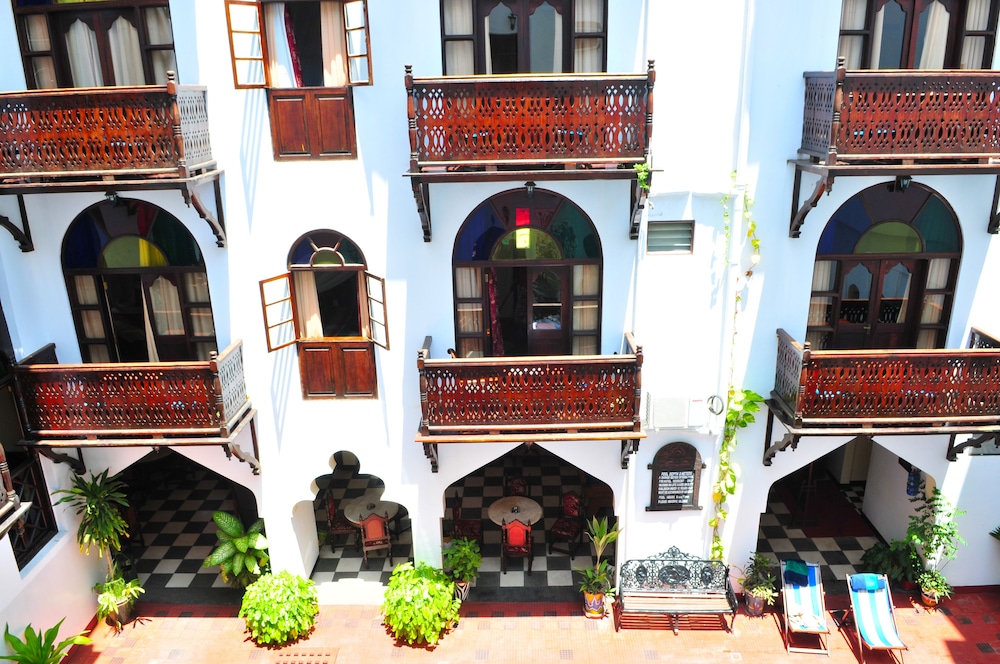 Dhow Palace Hotel 5/75
