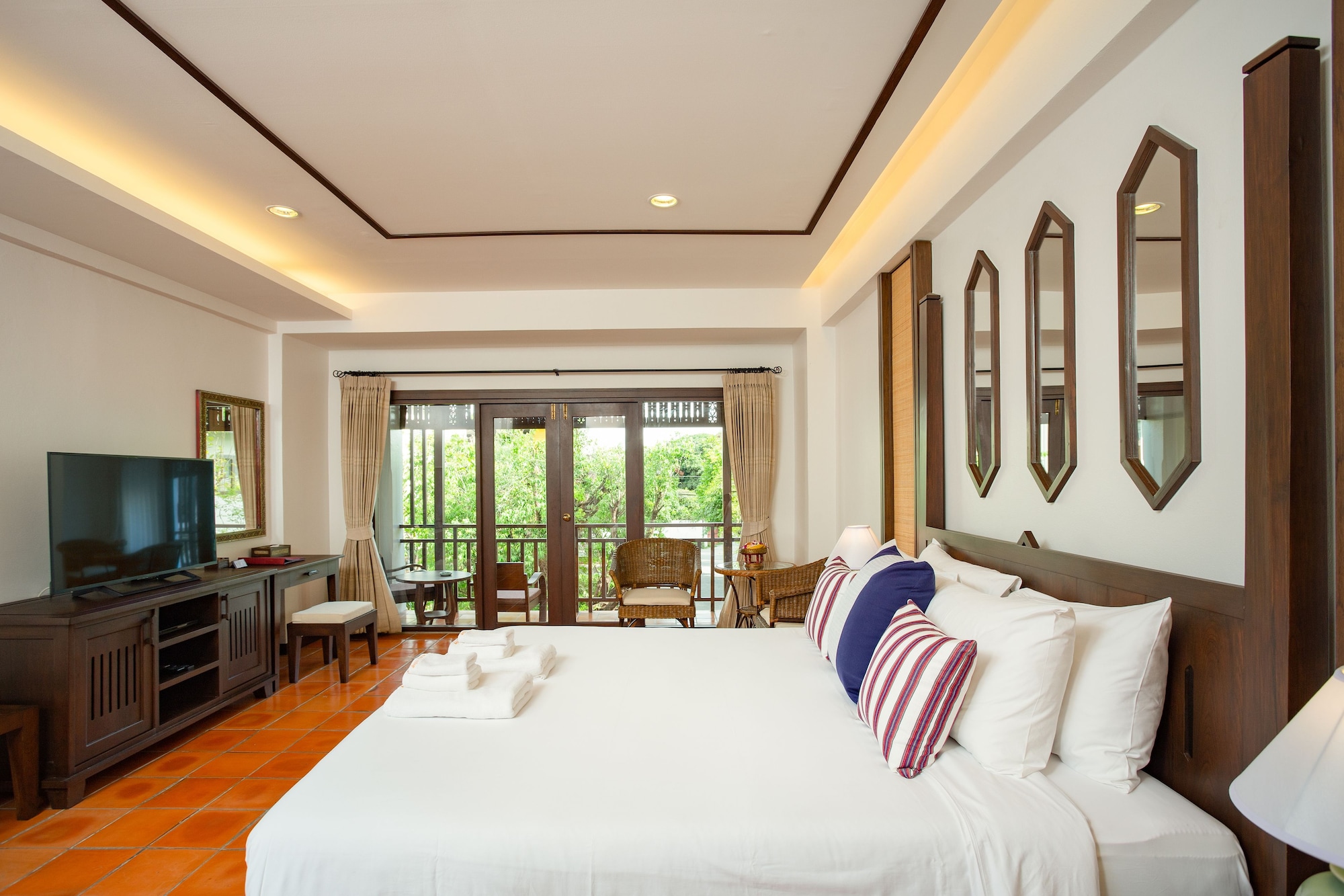 DELUXE, DOUBLE BED