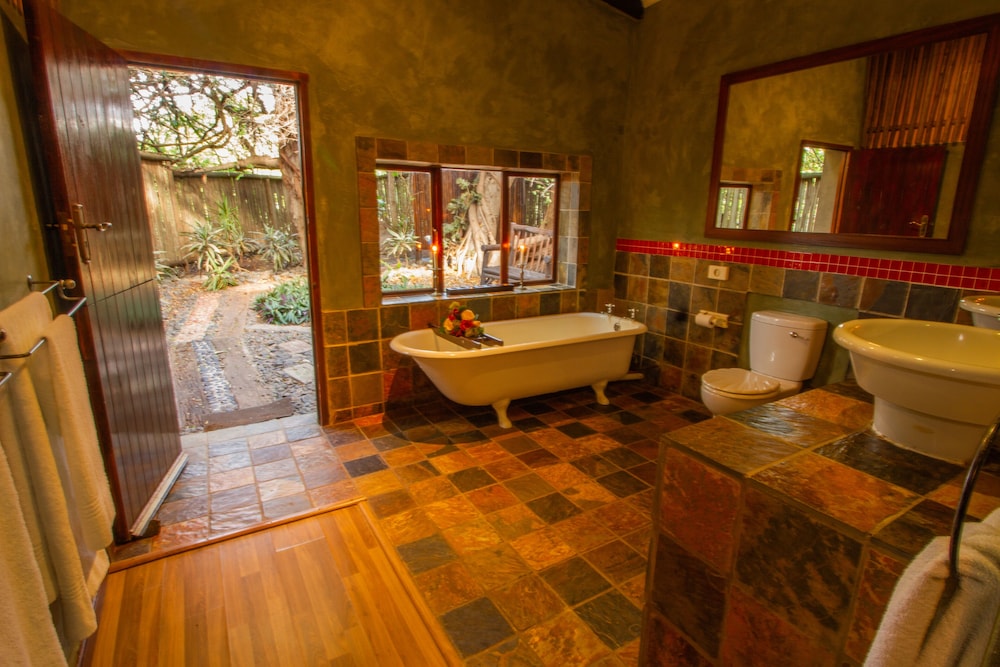Emdoneni Lodge with Animal Care and Rehab Centre 46/66