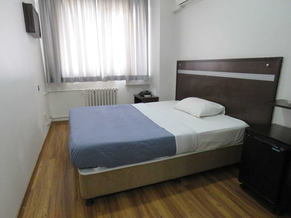 1 BEDROOM, STANDARD, DOUBLE OR TWIN BED