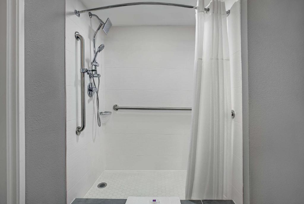 2 Queen Beds Mobil Access Tub Nsmk Kitchen 9/10