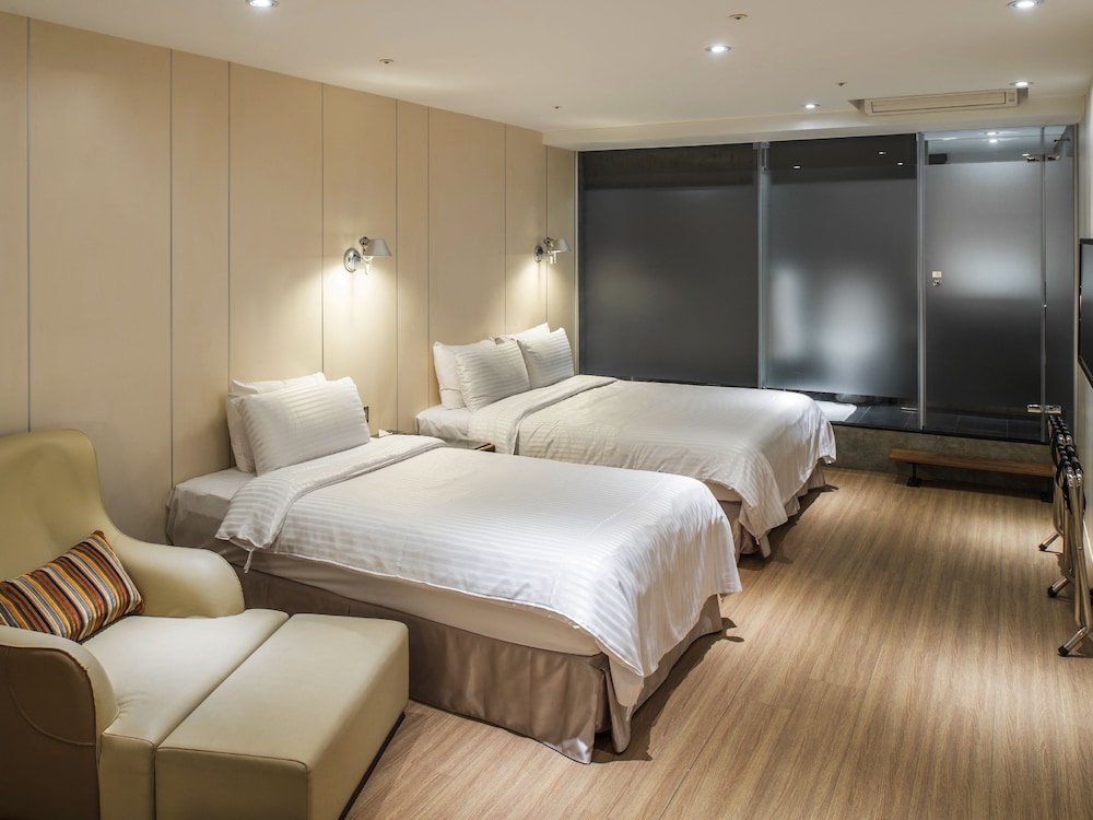 ELITE, TWIN BEDS, NO WINDOW, HIGH FLOOR