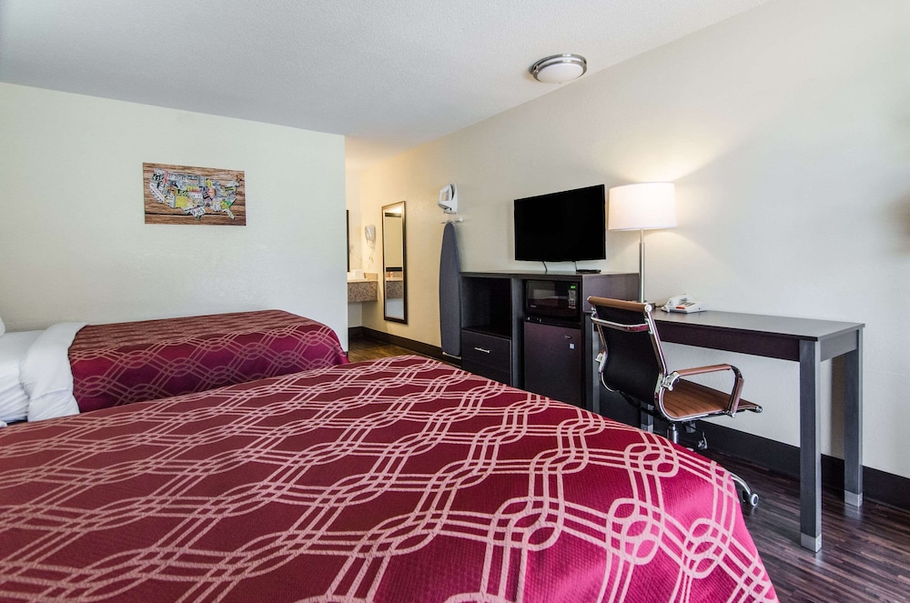 Econo Lodge Near Motor Speedway 8/15