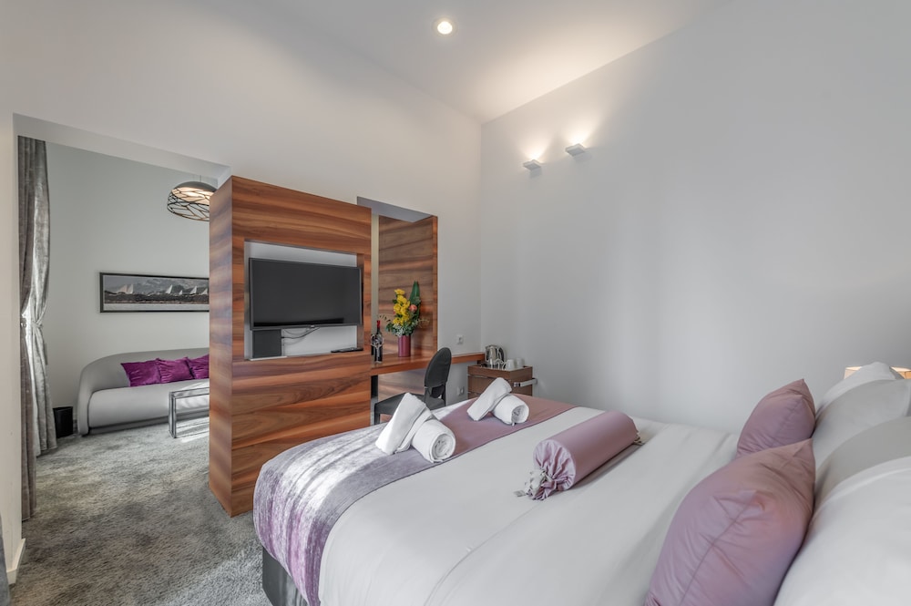 Starlight Luxury Suites 14/40