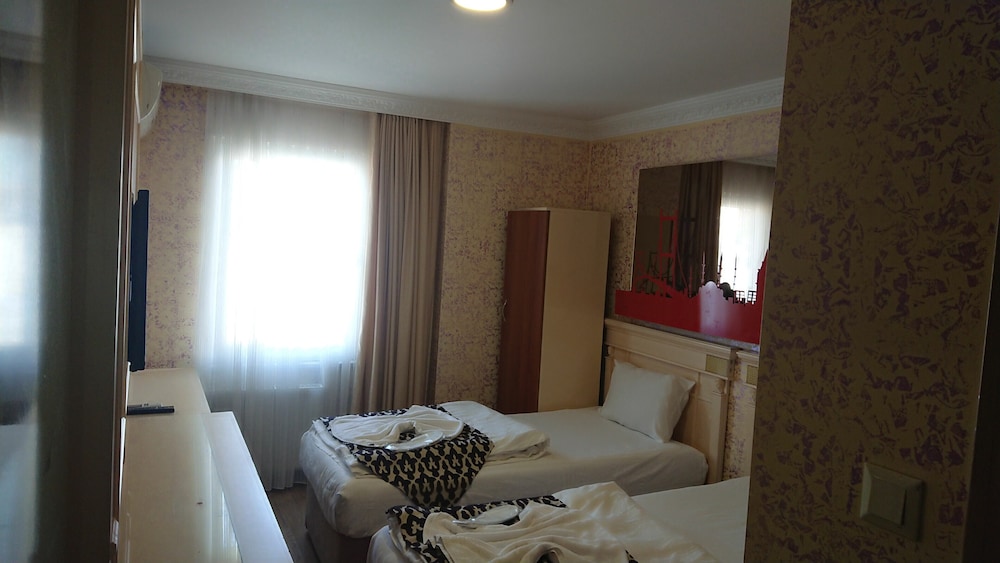 The Queen Hotel 34/67