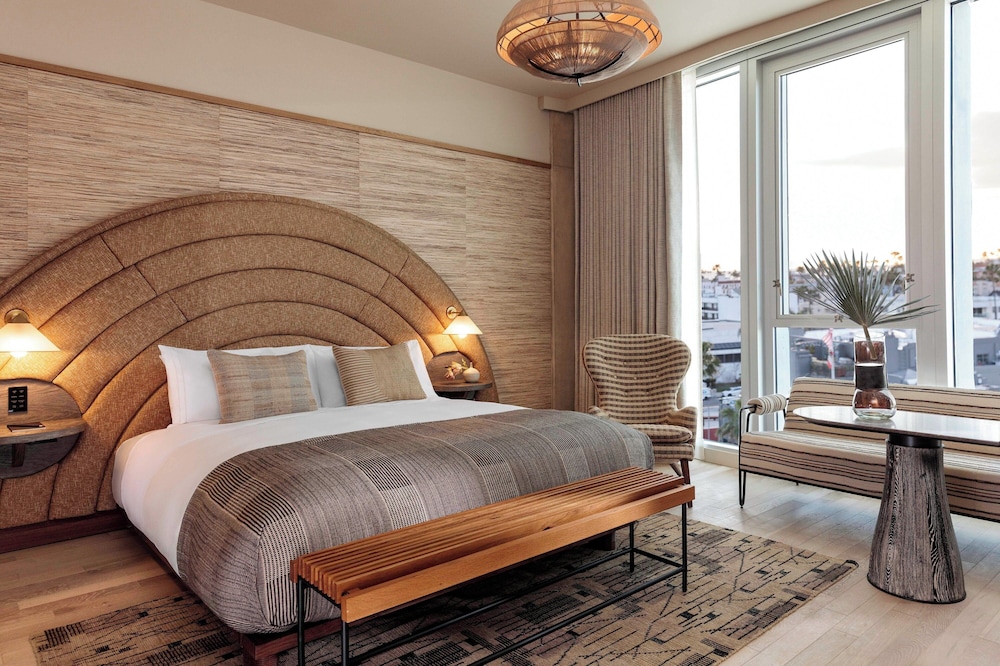PREMIER, KING BED