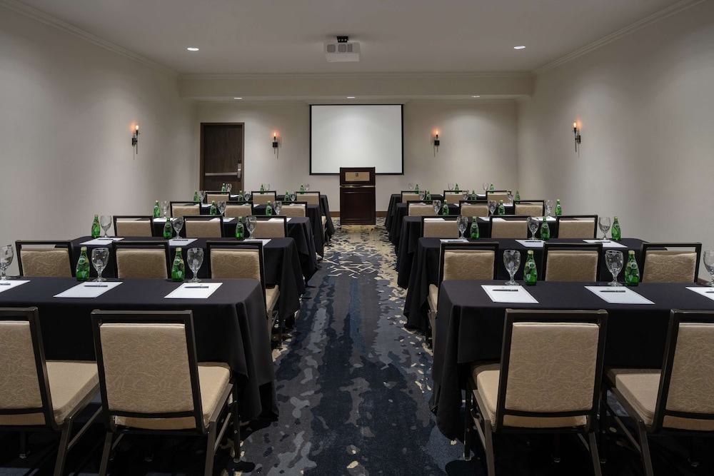 Embassy Suites Fort Worth Downtown 53/54