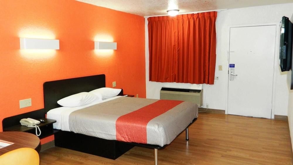 DELUXE, KING BED, SMOKING