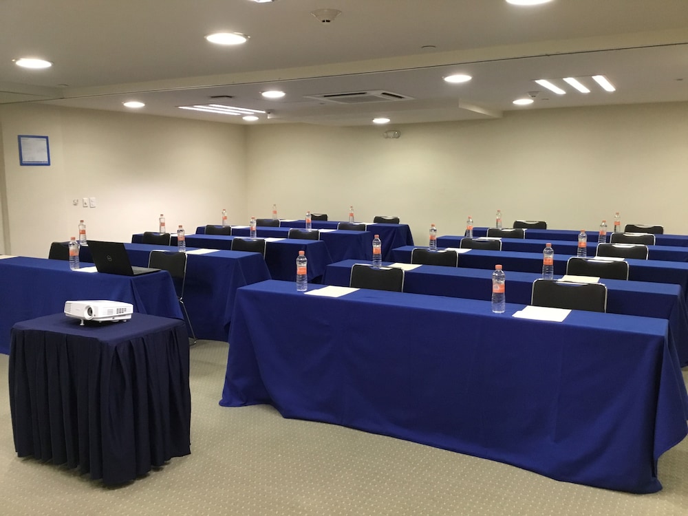 Holiday Inn Express Guadalajara Expo 57/72