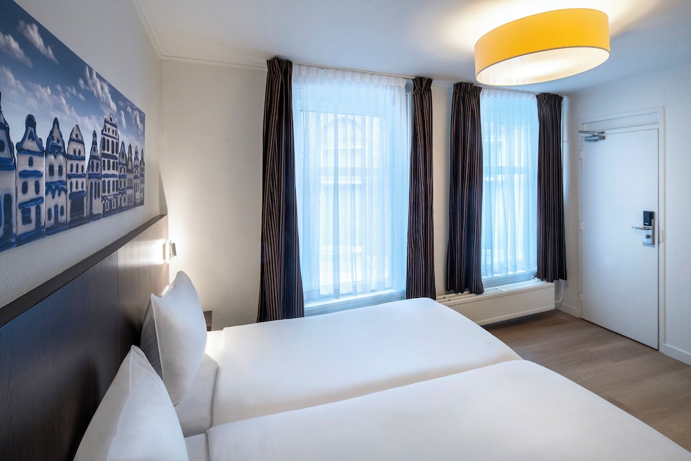 ROOM, TWIN BEDS, STAIR ACCESS ONLY