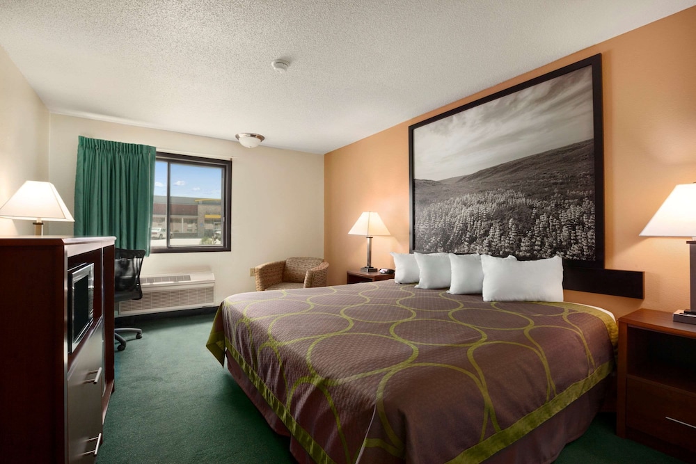 Super 8 By Wyndham Concordia 10/31