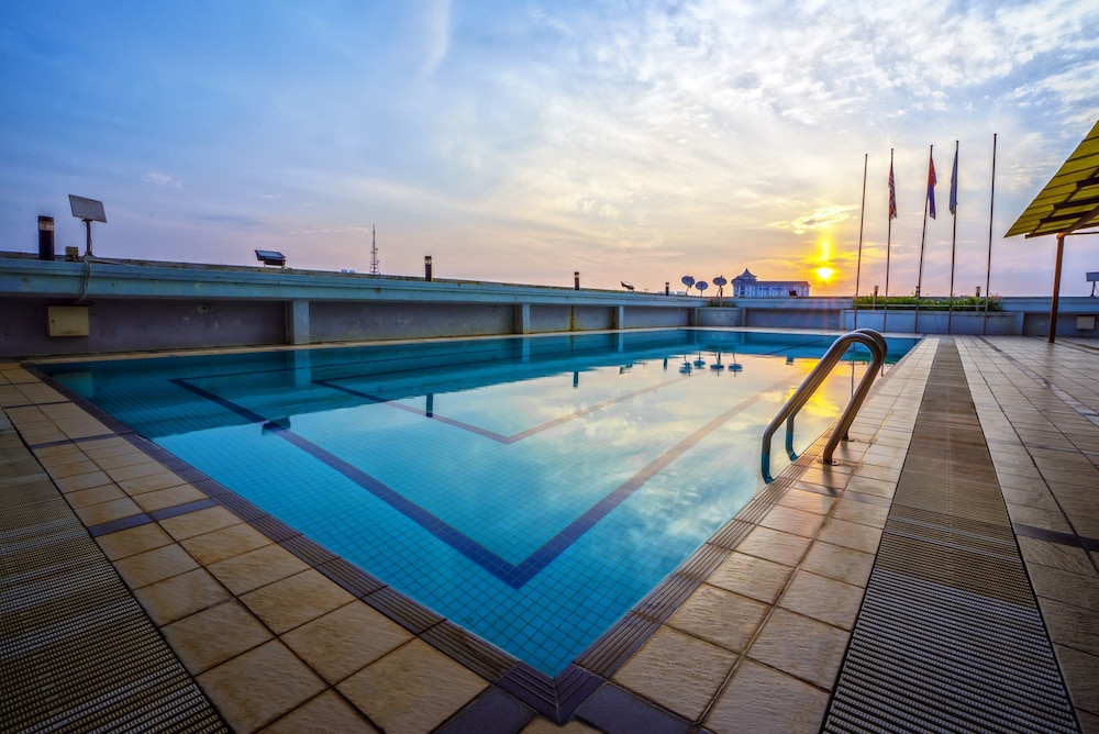 CRYSTAL CROWN HOTEL 45/62