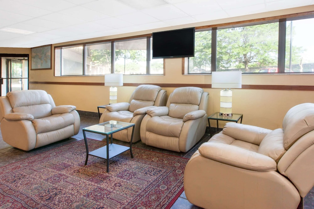 Days Inn & Suites by Wyndham Madison Heights MI 15/20