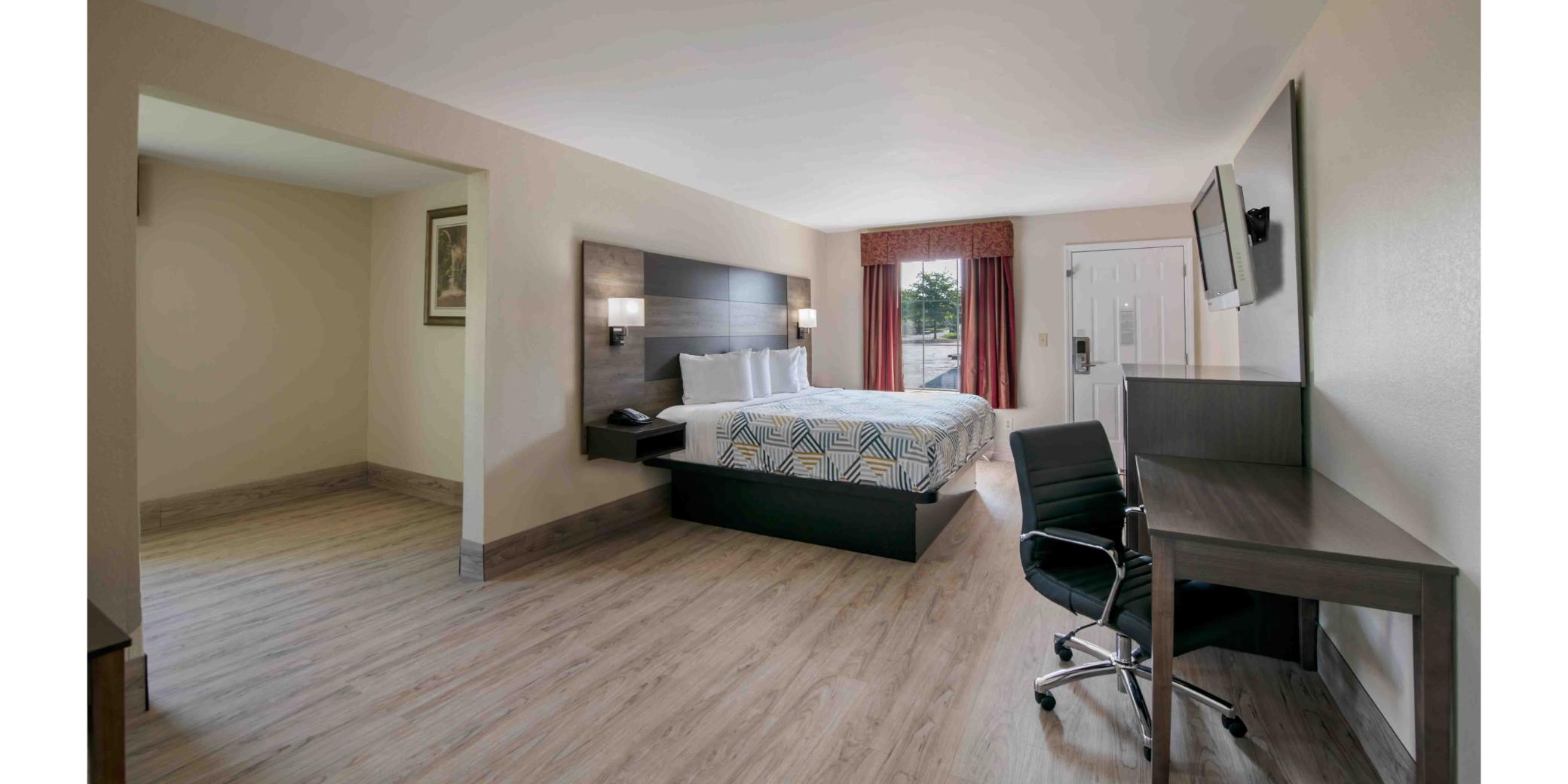 1 King Bed - Mob Acc RI Shwr Nsmk Micfridg