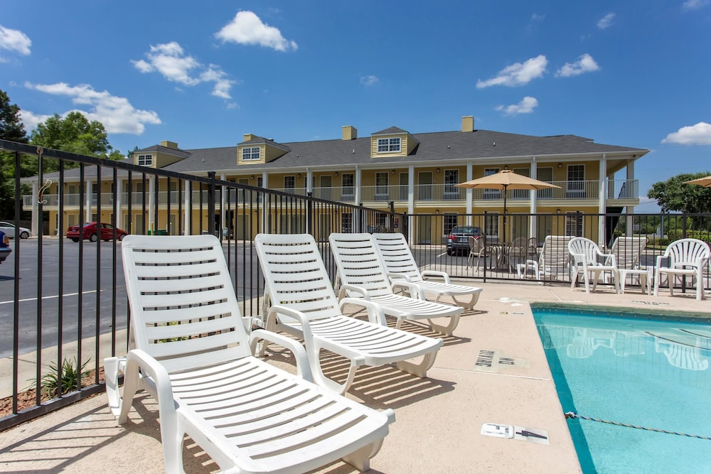 Quality Inn Laurinburg, NC 3/44