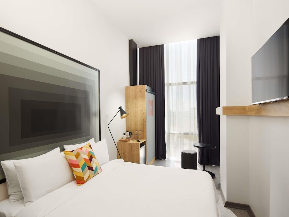 DELUXE, KING BED