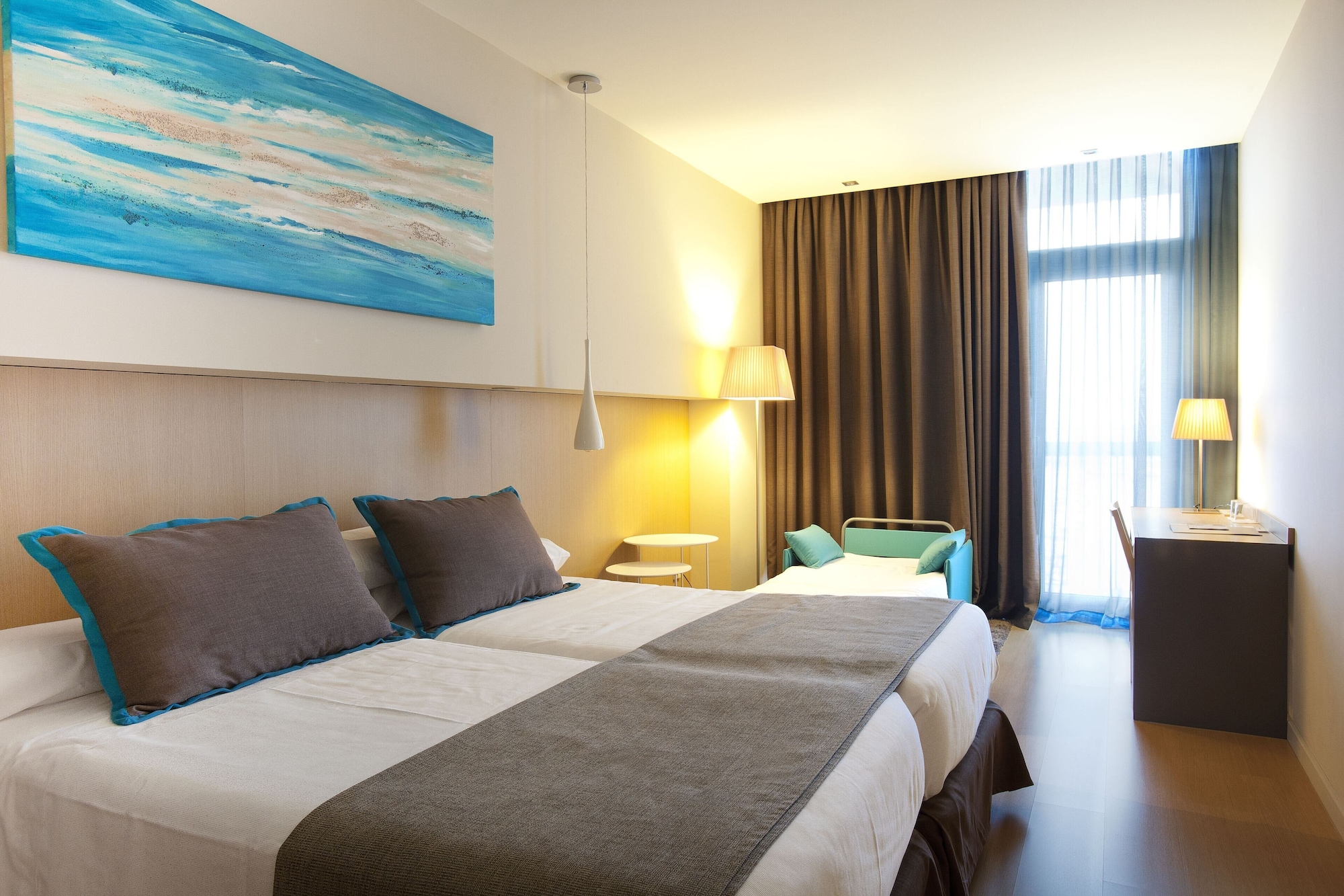 غرفة ثلاثية بسريرين منفصلين بإطلالة على المرسى بشرفة مع أريكة، Atenea Port Mataro Hotel 4/8