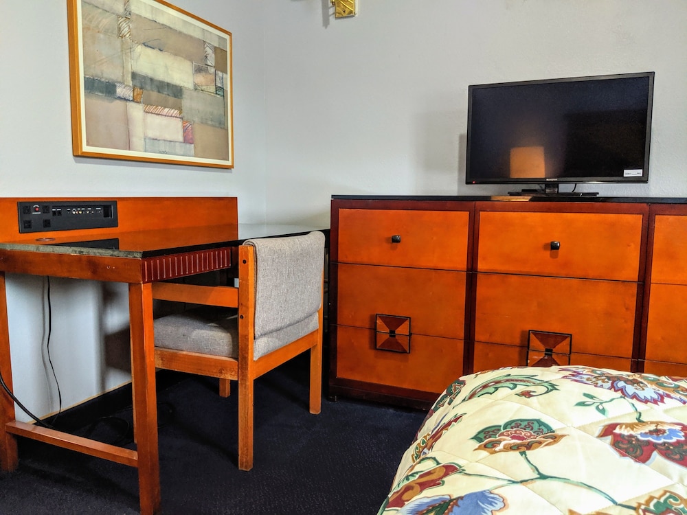 Executive Inn 30/33