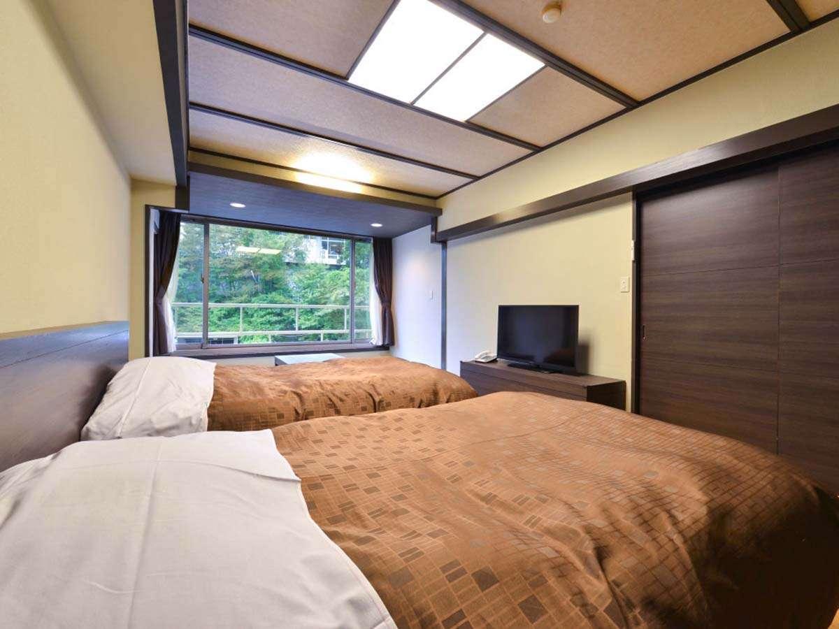 غرفة يابانية غربية سوبيريور بسريرين منفصلين وفرشتي فوتون بحمام مشترك