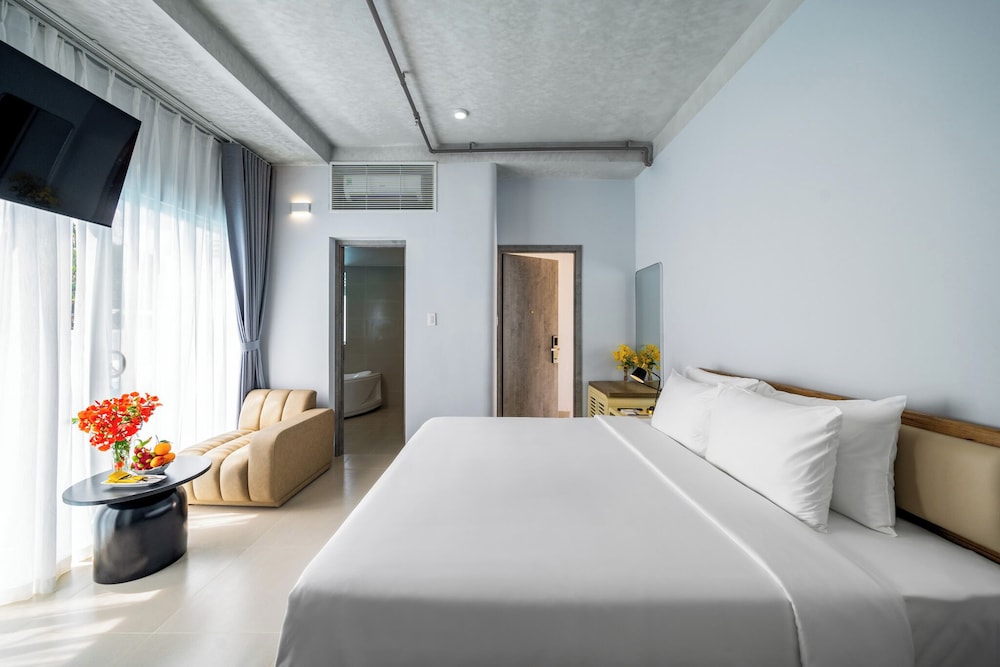DELUXE, DOUBLE BED, POOL VIEW