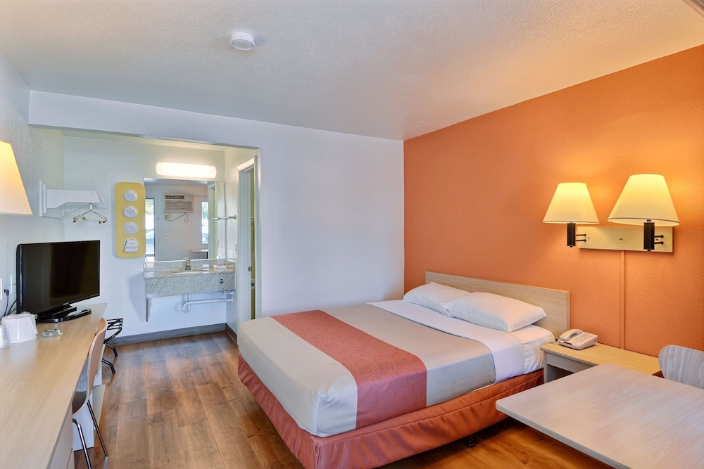 Motel6 Nashua, NH - North 31/58