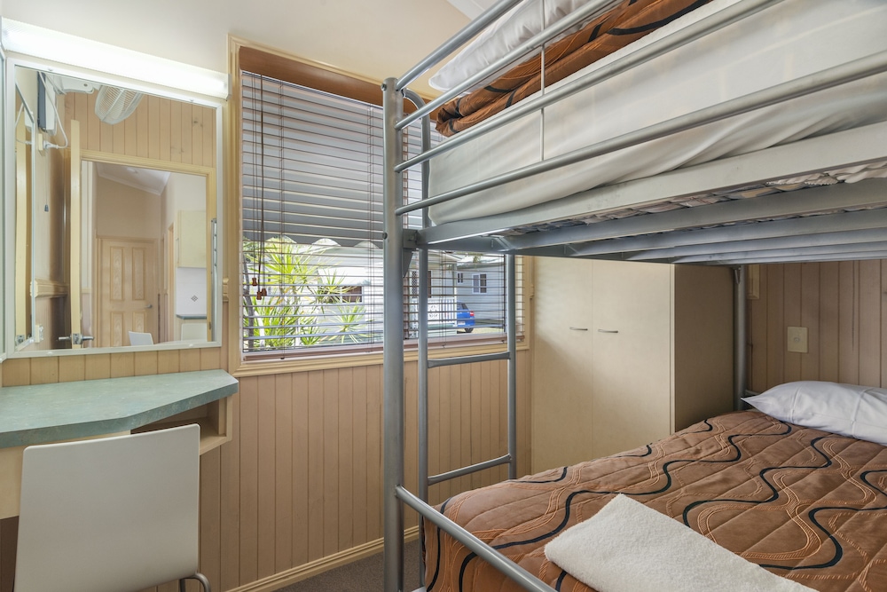 ASHMORE PALMS HOLIDAY VILLAGE 34/78