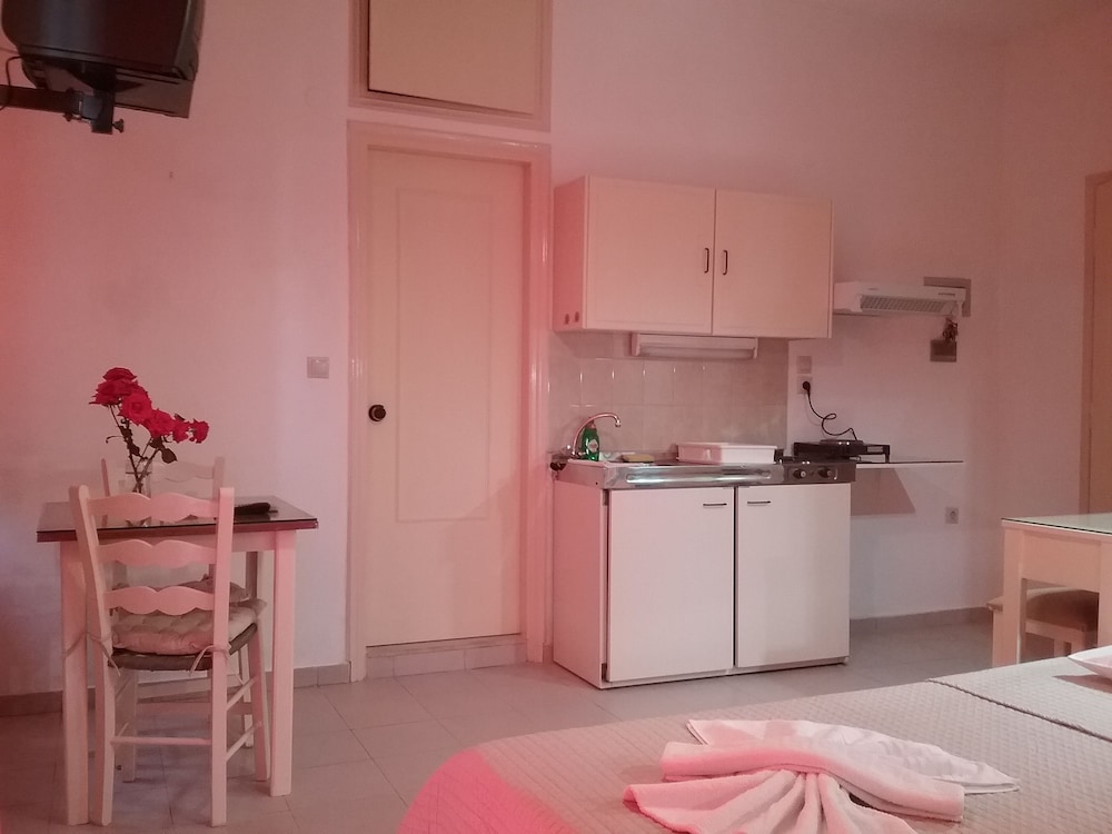 ILONA APARTMENTS 3/50