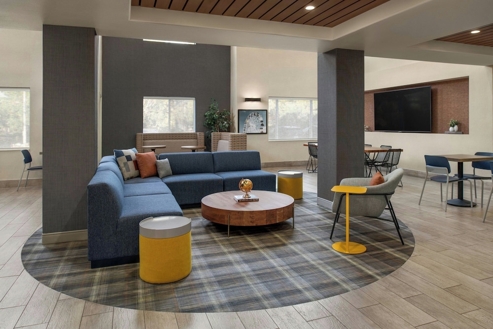 Holiday Inn Express Suites Rancho Cucamonga 31/57
