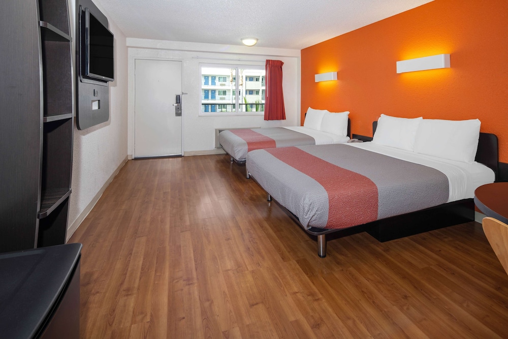 Motel6 Anaheim, CA - Maingate 16/58