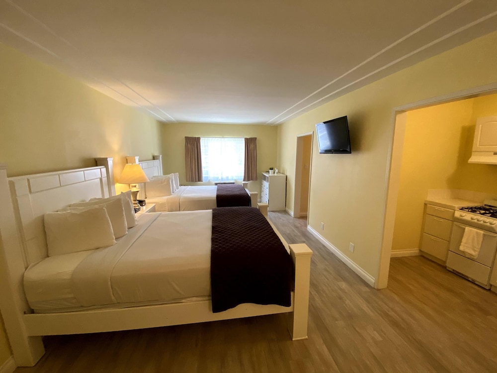 EXECUTIVE, 2 QUEEN BEDS, KITCHEN