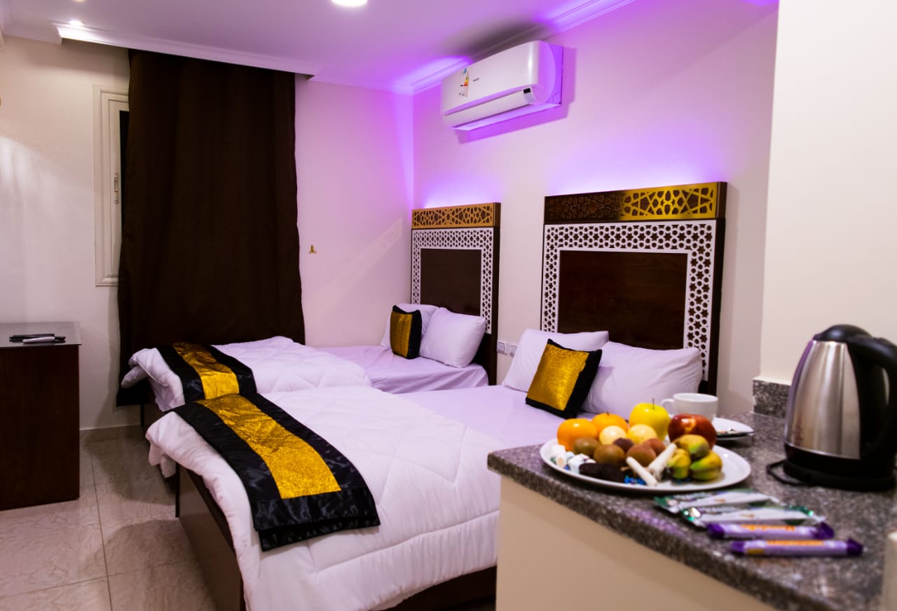 Deluxe, Twin Beds, Lateral Pyramids View, Side