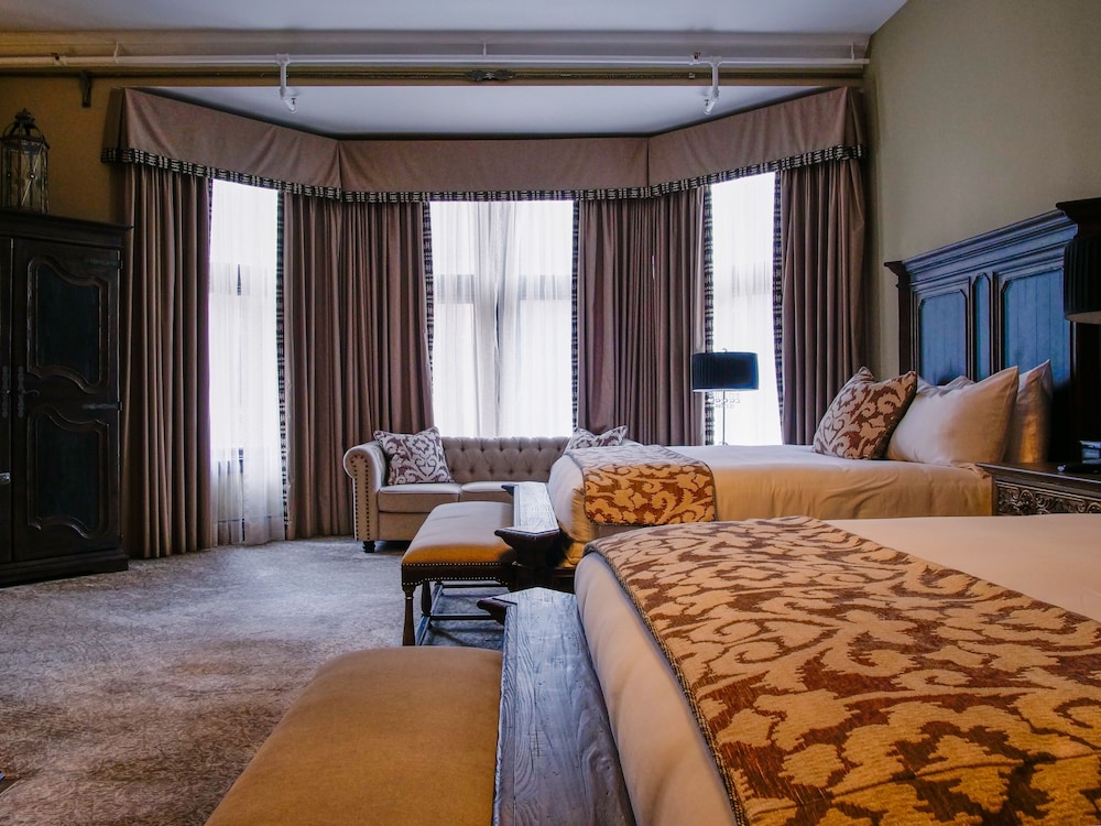 LUXURY, 2 QUEEN BEDS