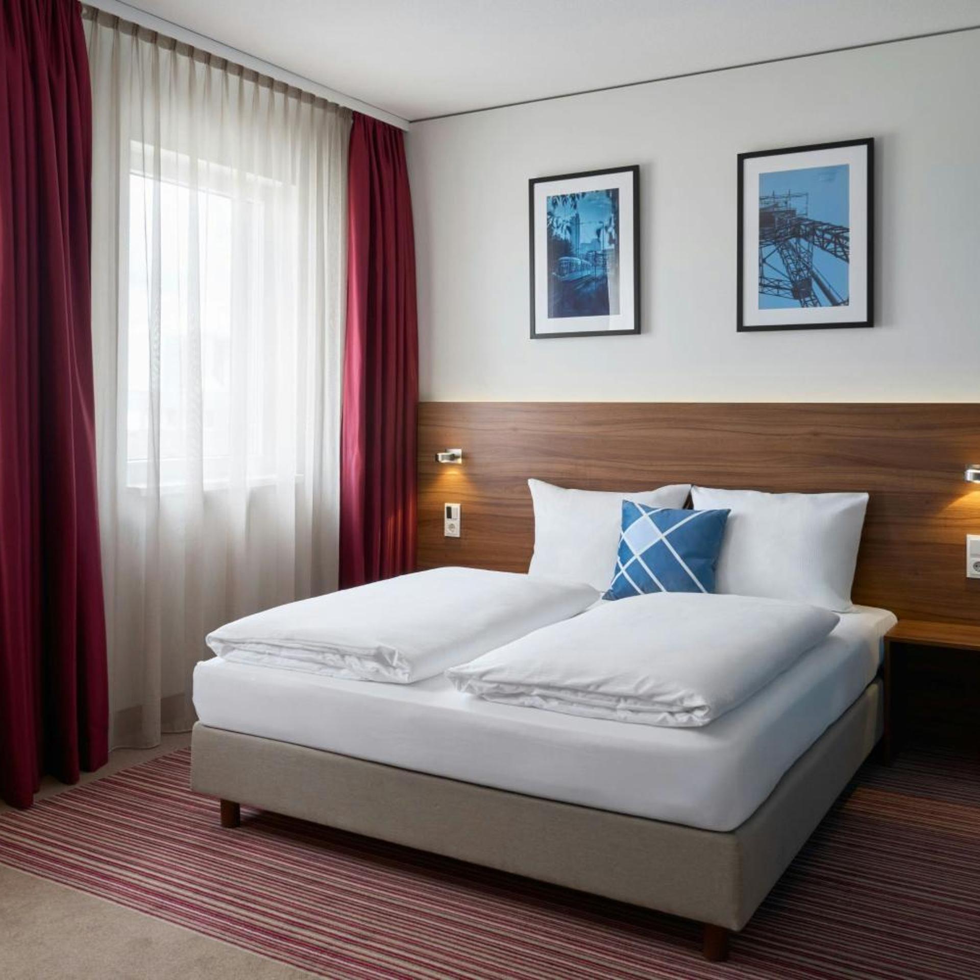 Standard, King Bed, Street View