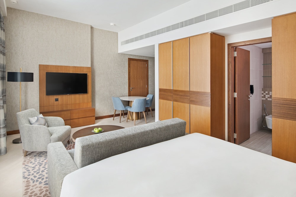 Staybridge Suites Dubai Al-Maktoum Airport 10/58