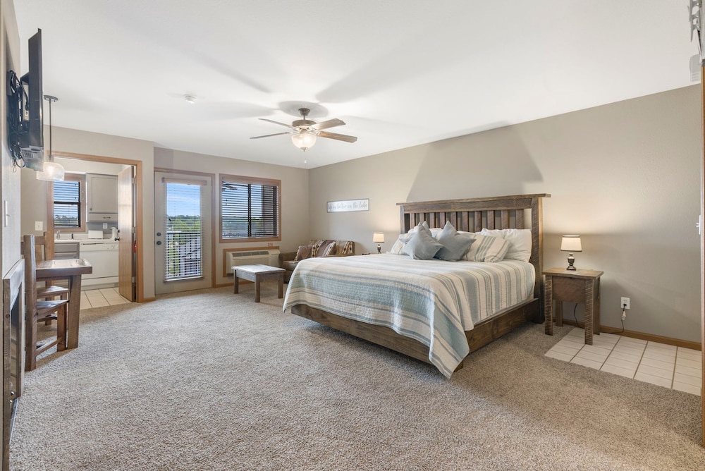 Condo, 1 King and 2 Queen Beds, Murphy Bed, Sofa, Terrace Level