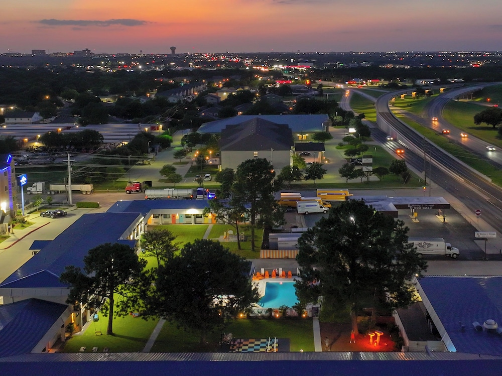 Hotel Mccoy College Station Art Libations Pool Society 51/58