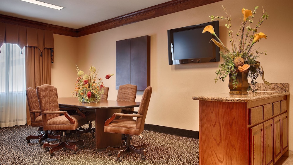 Best Western South Plains Inn & Suites 28/31