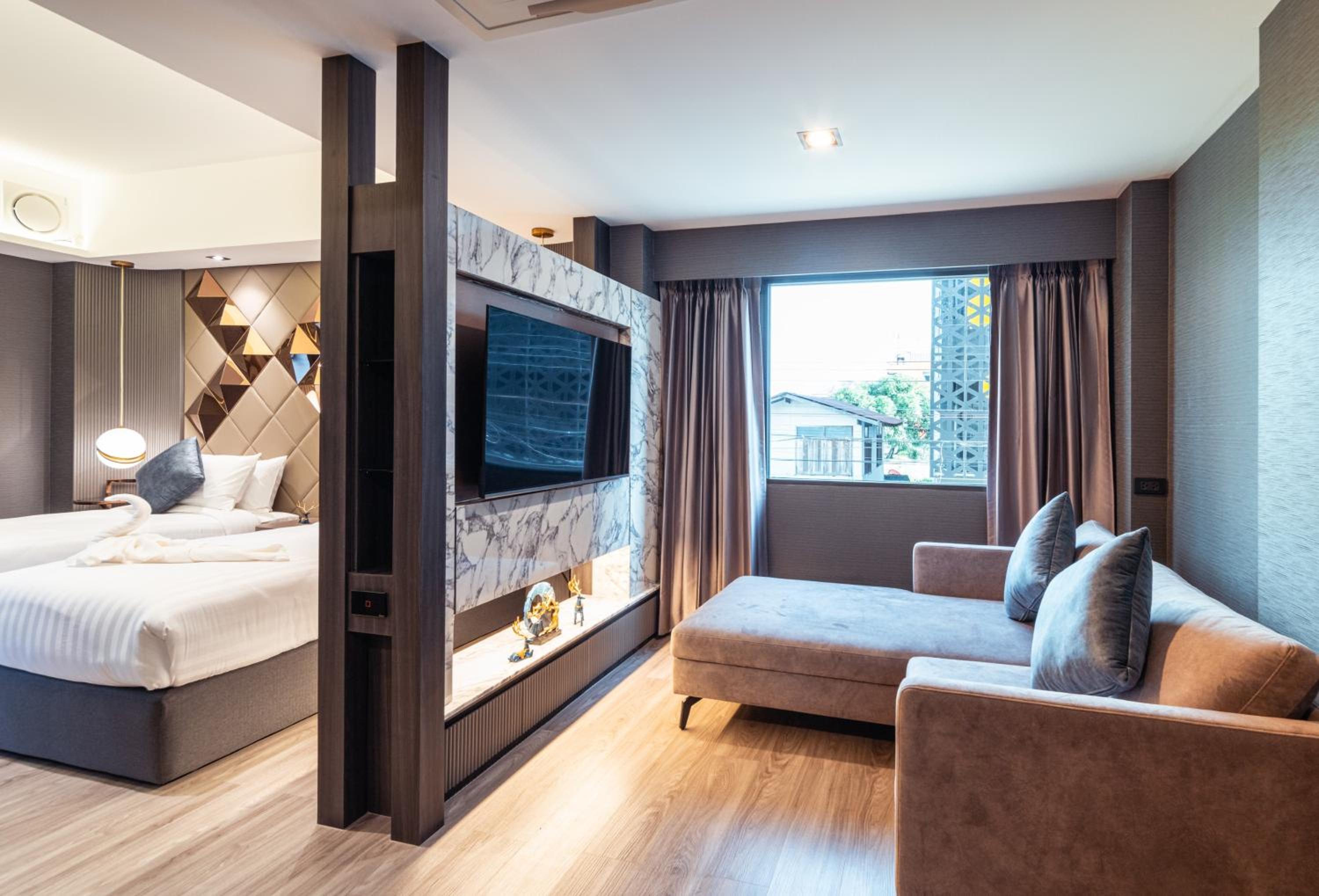DELUXE, TWIN BEDS