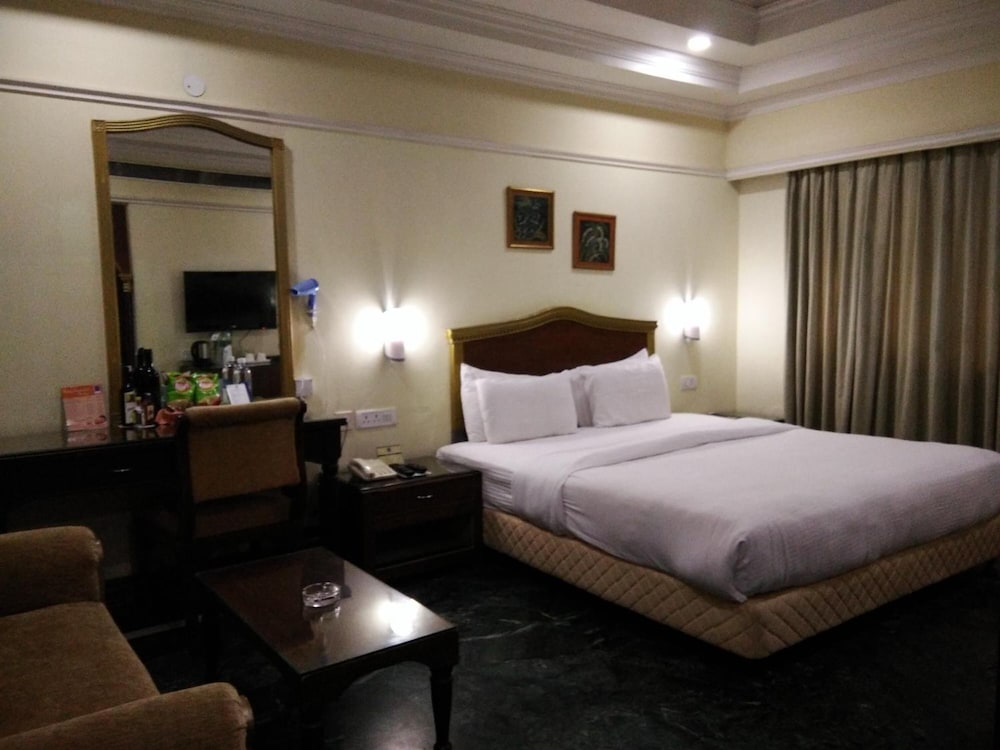 EMPIRES HOTEL 31/68