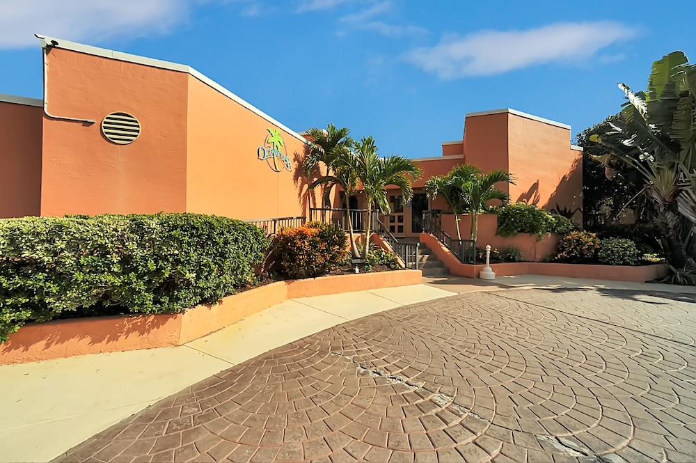 Oceanique Resort by Capital Vacations 45/48