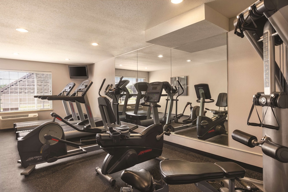 Country Inn & Suites by Radisson, Albert Lea - Austin 16/35