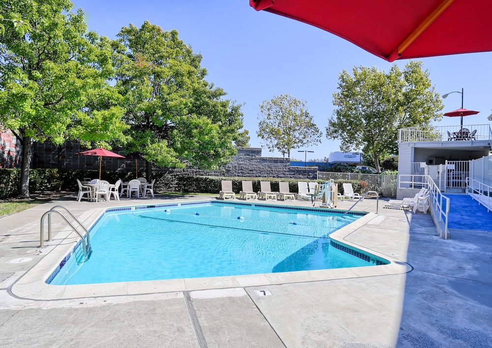 Super 8 by Wyndham Walnut Creek 22/35
